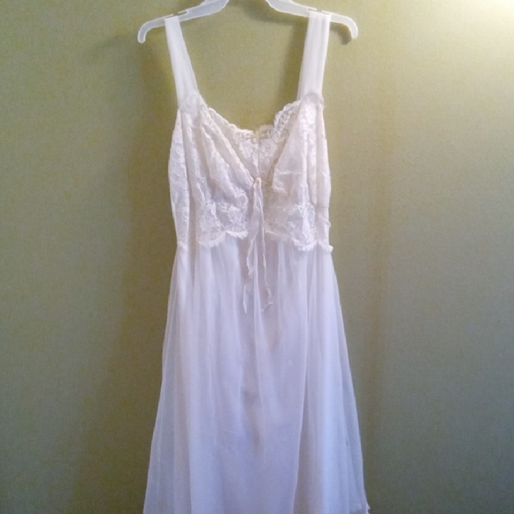 Womans Vintage 36c White Lace Sheer Chemise with Airy Fit and Floral Details